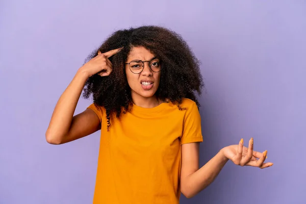 Jeune Femme Frisée Afro Américaine Isolée Sur Fond Violet Montrant — Photo