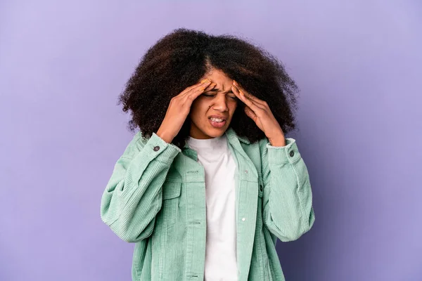 Junge Afrikanisch Amerikanische Lockige Frau Isoliert Auf Lila Hintergrund Mit — Stockfoto