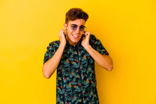 Junger Kaukasischer Mann Posiert Auf Farbigem Hintergrund — Stockfoto