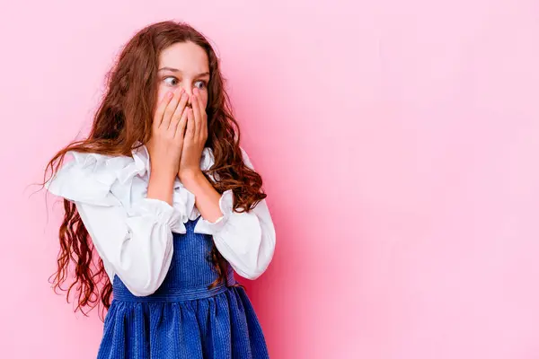 Pequeña Chica Caucásica Aislada Sobre Fondo Rosa Reflexivo Mirando Espacio — Foto de Stock