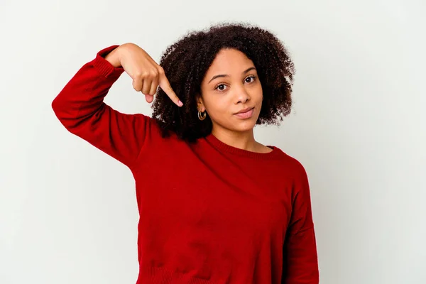 Joven Afroamericana Mestiza Aislada Persona Señalando Mano Espacio Copia Camisa —  Fotos de Stock