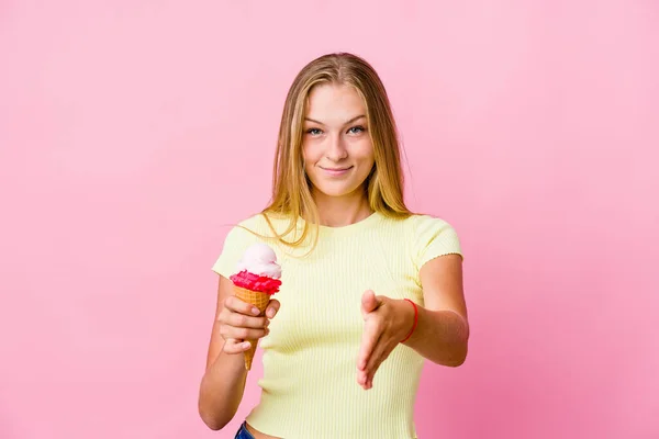 Dondurma Yiyen Genç Rus Kadın Kameraya Izole Edilmiş Bir Şekilde — Stok fotoğraf