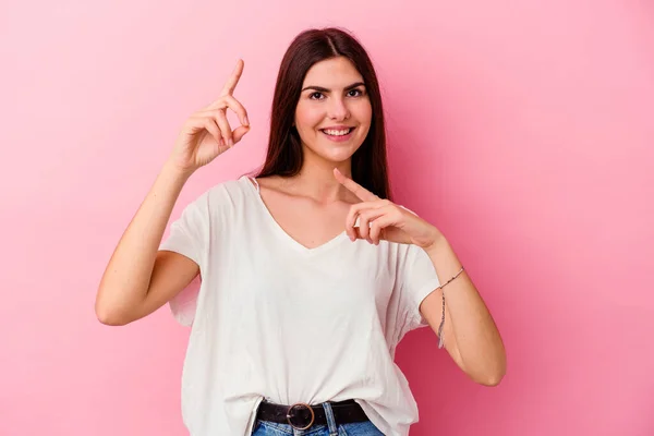 Joven Mujer Caucásica Aislada Sobre Fondo Rosa Bailando Divirtiéndose — Foto de Stock