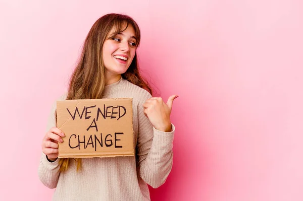 Mujer Caucásica Joven Sosteniendo Necesitamos Cambio Pancarta Puntos Aislados Con —  Fotos de Stock
