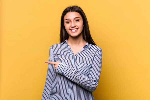 Young Indian Woman Isolated Yellow Background Smiling Pointing Aside Showing — Stock Photo, Image