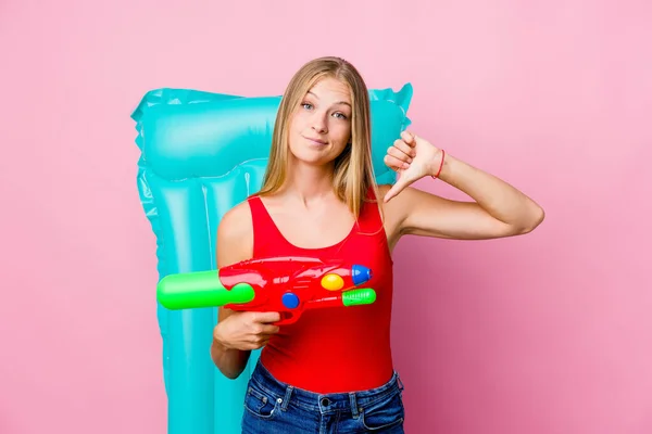Ung Rysk Kvinna Leker Med Vattenpistol Med Luftmadrass Visar Motbjudande — Stockfoto