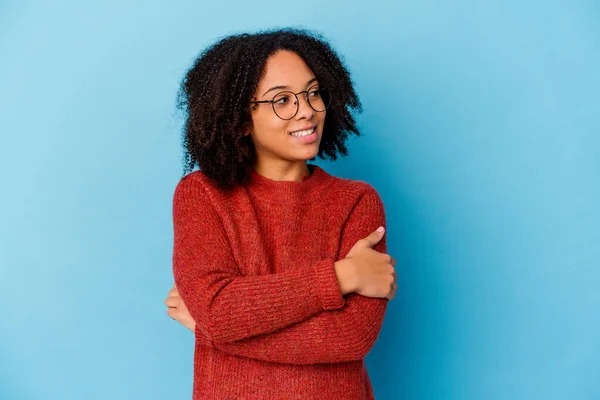 Jovem Negra Americana Mista Mulher Isolada Sorrindo Confiante Com Braços — Fotografia de Stock