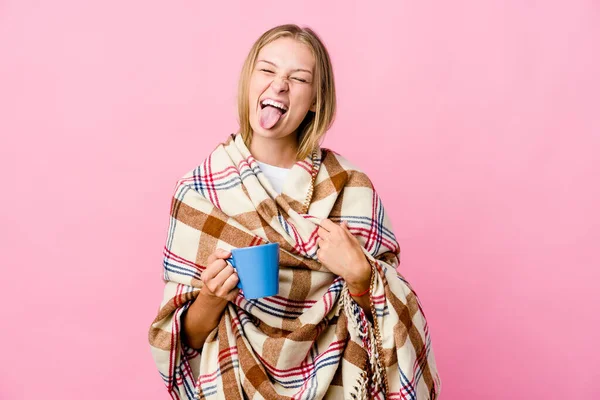 Joven Mujer Rusa Envuelta Una Manta Bebiendo Café Divertido Amigable — Foto de Stock