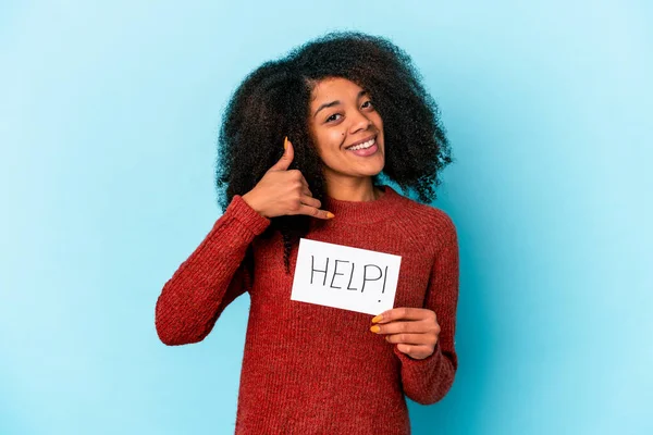 Молодая Африканская Кудрявая Американка Плакатом Помощи Показывающим Жест Звонка Пальцами — стоковое фото