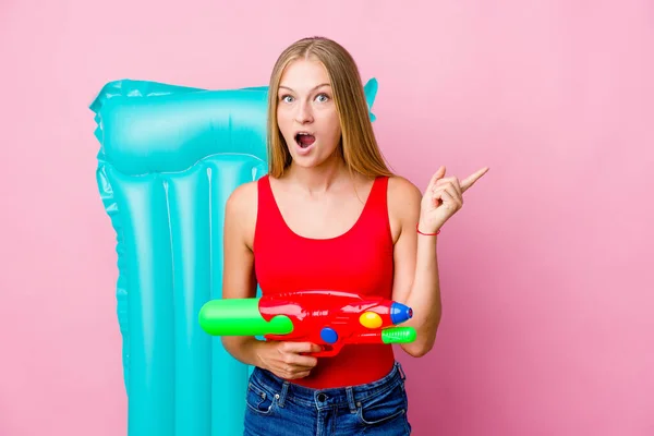 Jeune Femme Russe Jouant Avec Pistolet Eau Avec Matelas Air — Photo