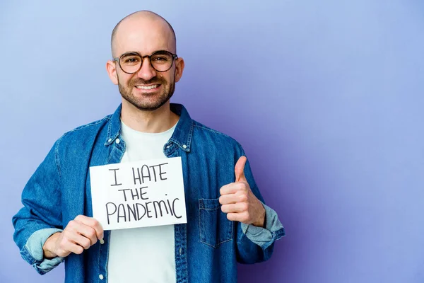 Jovem Caucasiano Careca Segurando Odeio Cartaz Pandêmico Isolado Fundo Azul — Fotografia de Stock