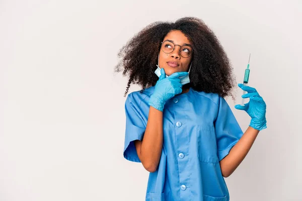 Joven Doctora Africana Americana Rizada Sosteniendo Una Jeringa Mirando Hacia — Foto de Stock