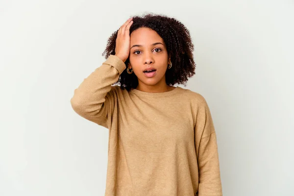 Joven Afroamericana Mestiza Mujer Aislado Siendo Shockeado Ella Recordado Importante —  Fotos de Stock