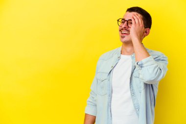 Sarı arka planda izole edilmiş, neşeli, kaygısız, doğal duygulara sahip genç, beyaz bir adam..