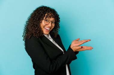 Genç Afrikalı Afro-Amerikan kadın bir avuç içinde bir kopyasını tutuyor..