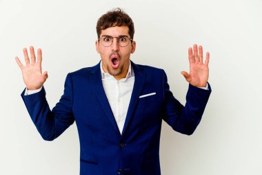 Beyaz arka planda izole genç beyaz iş adamı bir fikri, ilham konsepti var.