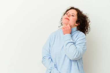 Down sendromlu kadın izole edilmiş. Bir şeyin fotokopi odasına baktığını düşünüyor..