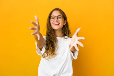 Genç beyaz kadın kameraya sarıldığı için kendinden emin..