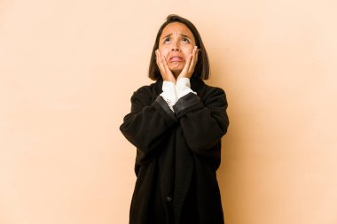 Genç İspanyol kadın yalnız başına sızlanıyor ve ağlıyordu..