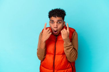 Genç Afro-Amerikan kıvırcık adamı, ağzı açık, mavi noktalı, tek başına..