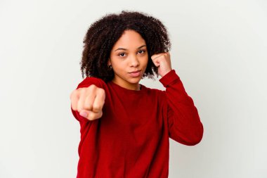 Genç Afro-Amerikan melez kadın münakaşa sonucu yumruk, öfke ve kavga atarak kendini soyutladı..