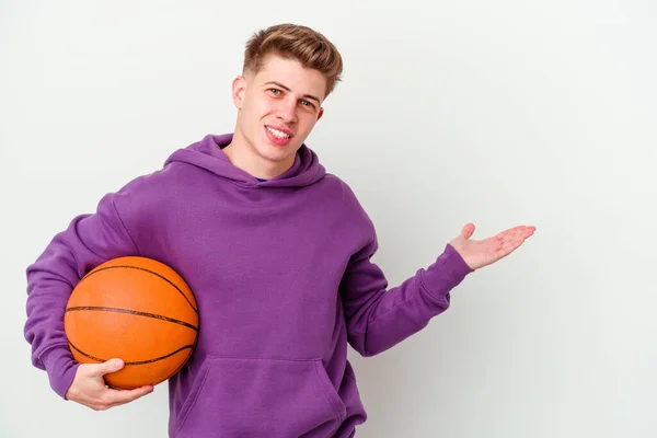 Młody Biały Człowiek Gra Koszykówkę Pojedyncze Tło Pokazując Kopia Przestrzeń — Zdjęcie stockowe