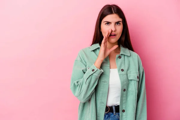 Ung Kaukasisk Kvinna Isolerad Rosa Bakgrund Säger Hemlig Het Bromsnyheter — Stockfoto