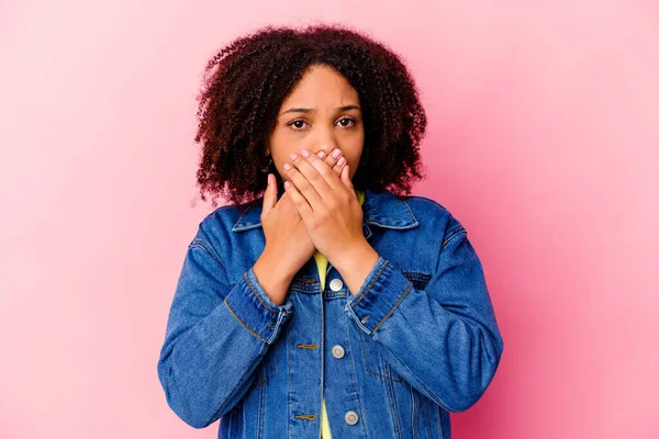 Junge Afrikanisch Amerikanische Mischlingshündin Isoliert Mund Mit Besorgten Händen Bedeckt — Stockfoto