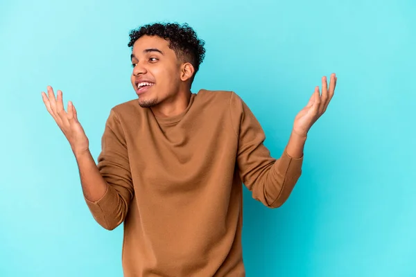 Joven Africano Americano Rizado Hombre Aislado Azul Alegre Riendo Mucho — Foto de Stock