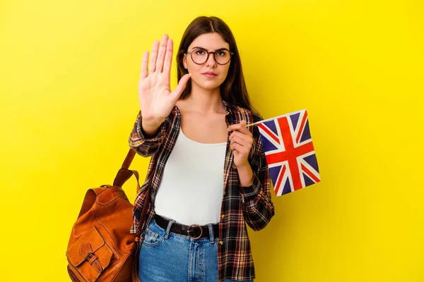 Jovem Mulher Estudando Inglês Isolado Fundo Rosa Com Mão Estendida — Fotografia de Stock