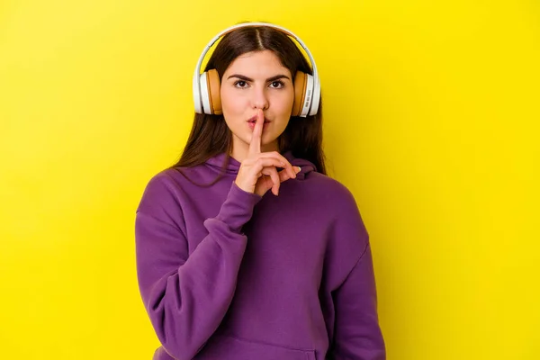 Young Caucasian Woman Listening Music Headphones Isolated Pink Background Keeping — Stock Photo, Image