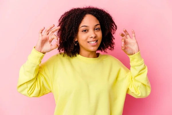 若いアフリカ系アメリカ人の混合人種の女性は陽気で自信を示していますOkジェスチャー — ストック写真