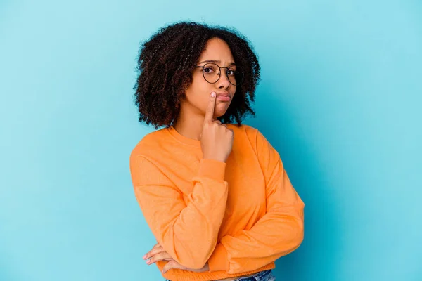 Junge Afrikanisch Amerikanische Mischlingsfrau Isoliert Unglücklich Die Kamera Blickend Mit — Stockfoto