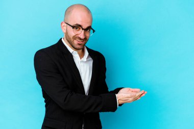 Kafkasyalı genç bir adam mavi arka planda izole edilmiş. Elinde palmiye ağacında bir kopyası var..