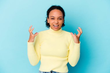 Genç Afro-Amerikan melez kadın yalnız başına gergin elleriyle çığlık atıyor..