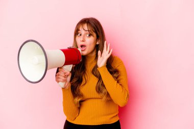 Elinde megafon tutan beyaz bir kadın gizli sıcak fren haberini veriyor ve yan bakıyor.