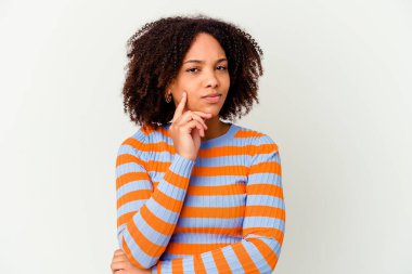 Genç Afro-Amerikan melez kadın düşünmeyi ve bakmayı, düşünmeyi, düşünmeyi, hayal etmeyi,.