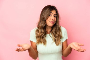 Kafkasyalı genç bir kadın şüpheli davranıp omuz silkiyor..