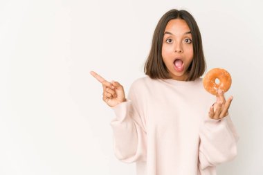 Yanında donut yiyen genç İspanyol kadın.