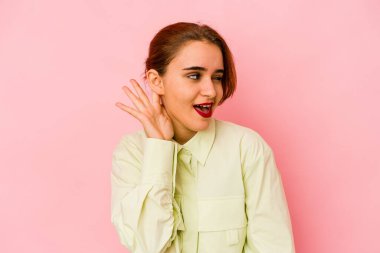 Genç Arap melez kadın bir dedikoduyu dinlemeye çalışıyor..