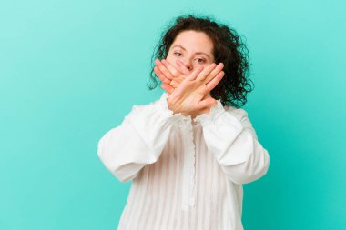 Down sendromlu bir kadın inkar jesti yapıyor.