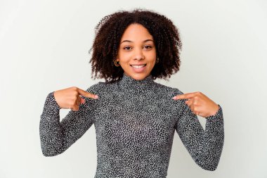 Genç Afro-Amerikan melez kadın kendini soyutlamış parmağını göstererek şaşırmış, geniş bir gülümsemeyle..