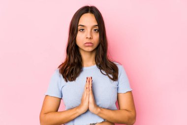 Genç, melez, Latin bir kadın. İlahi ilham arayan, kendini adamış, dindar bir kadın..