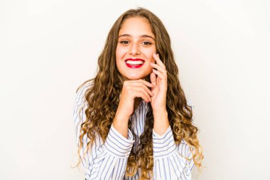 Genç, kıvırcık, beyaz tenli, yakından bakan bir kadın.