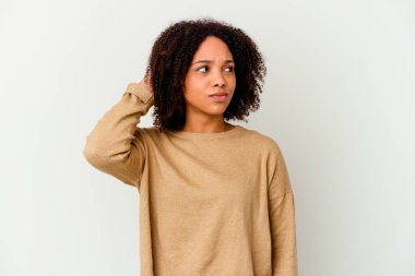 Genç Afro-Amerikan melez kadın kafasının arkasına dokunuyor, düşünüyor ve bir seçim yapıyor..