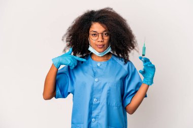 Genç Afro-Amerikan kıvırcık doktor elinde şırıngayla bir fotokopi odasını işaret eden gururlu ve kendinden emin birini tutuyor.