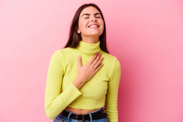 Jovem Mulher Caucasiana Isolado Fundo Rosa Voz Alta Mantendo Mão — Fotografia de Stock