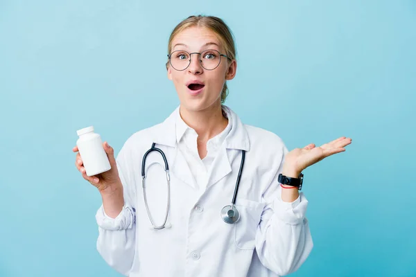 Ung Rysk Läkare Kvinna Håller Piller Flaska Blå Förvånad Och — Stockfoto