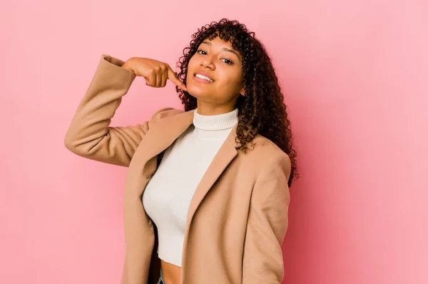 Jovem Afro Americana Africana Pessoa Isolada Apontando Mão Para Espaço — Fotografia de Stock