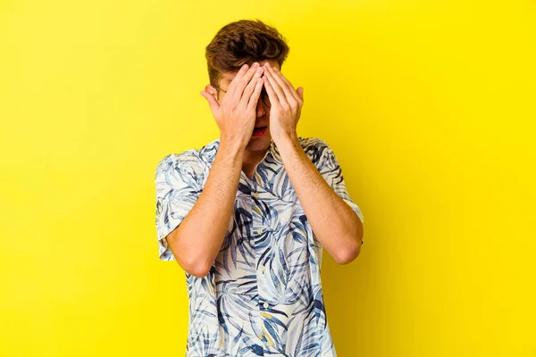 Homem Caucasiano Jovem Isolado Fundo Amarelo Com Medo Cobrir Olhos — Fotografia de Stock